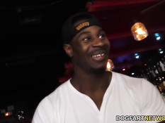 Привлекательную блондинку Kate England в баре ебут чёрные парни