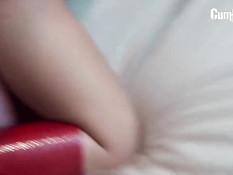 Ненасытная брюнетка в красных сапогах ебётся со всеми мужиками