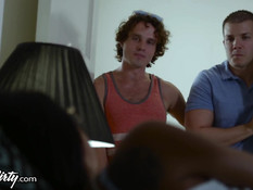 Парни заливают спермой голую похотливую брюнетку Gina Valentina