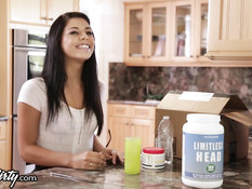 Парни заливают спермой голую похотливую брюнетку Gina Valentina