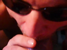 Небритый гей в солнцезащитных очках отсосал член своему другу