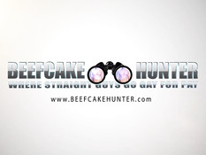 Мужчина гей отсасывает и дрочит побритый член молодому приятелю