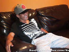 Мужчина гей отсасывает и дрочит побритый член молодому приятелю