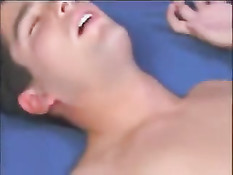 Парнишка оттрахал в очко молодого гея и кончил прямо на задницу