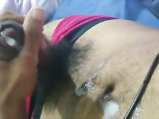 Гей подрочил свой возбуждённый хуй и кончил на волосатый живот