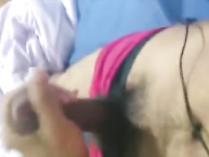 Гей подрочил свой возбуждённый хуй и кончил на волосатый живот