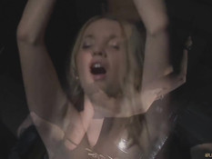 Привязанную к потолку блондинку порют по жопе и трахают раком