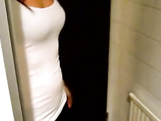 Латинская девка в солнечных очках сняла джинсы и сделала минет