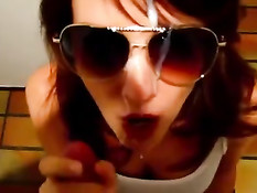 Латинская девка в солнечных очках сняла джинсы и сделала минет