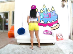 Девушка в бейсболке Alana Cruise отсосала член и получила в анал