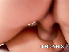 Игривая шатенка в сетчатых колготках даёт отыметь в киску и анус