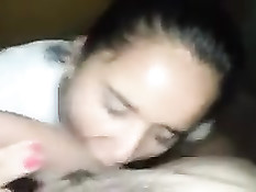 Латиноамериканская брюнетка сосёт мужчине яйца и делает минет