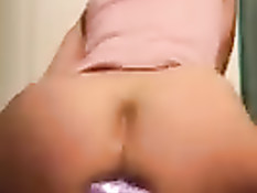 Брюнетка с дилдо в анусе насаживается киской на фаллоимитатор