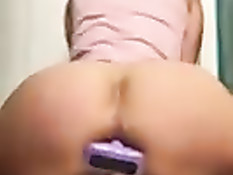 Брюнетка с дилдо в анусе насаживается киской на фаллоимитатор