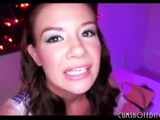 Молодая шатенка делает минет двум мужчинам в канун Хэллоуина