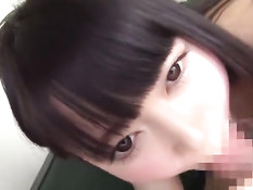 Милая японская девушка согласилась подрочить член лысому парню