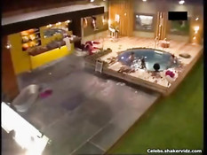 Горячая мулатка и белая девка соблазняют в бассейне двух парней