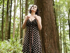 Брюнеточка с интимной стрижкой раздевается в лесу и мастурбирует