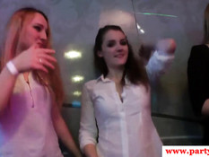Европейские тёлки на вечеринке в клубе сосут члены стриптизёрам