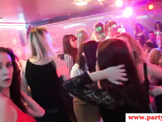 Европейские тёлки на вечеринке в клубе сосут члены стриптизёрам