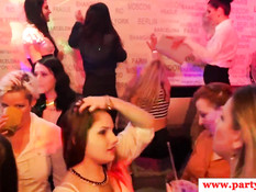 Европейские тёлки на вечеринке в клубе сосут члены стриптизёрам