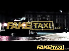 Брюнетка пассажирка такси ебётся с водителем на заднем сиденье