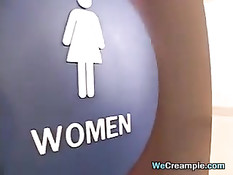 Развратная девка ебётся с парнем на полу в общественном туалете