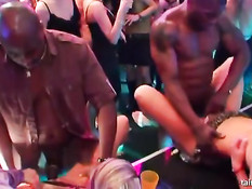 Девки ласкают друг дружку и отсасывают парням на секс вечеринке