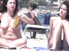 Скрытая камера снимает девушек загорающих на пляжах топлесс