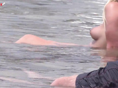 Скрытая камера снимает девушек загорающих на пляжах топлесс