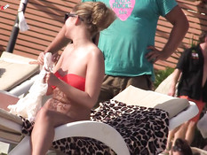 Скрытая камера снимает девушек загорающих на пляжах топлесс