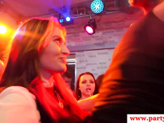 Девки страстно целуются и отсасывают у парней хуи на вечеринке