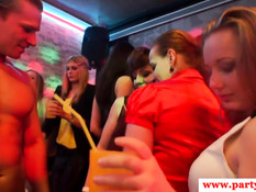 Девки страстно целуются и отсасывают у парней хуи на вечеринке