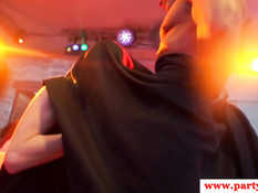 Девки страстно целуются и отсасывают у парней хуи на вечеринке