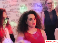 Девки страстно целуются и отсасывают у парней хуи на вечеринке