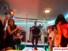 Девки страстно целуются и отсасывают у парней хуи на вечеринке