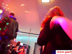 Девки страстно целуются и отсасывают у парней хуи на вечеринке