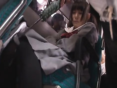 Похотливый мужик в автобусе пристал к застенчивой японской девке