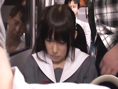 Похотливый мужик в автобусе пристал к застенчивой японской девке