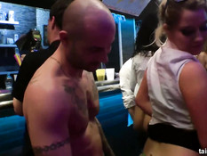 Девки с оголёнными сиськами лижут киски и сосут хуи в секс клубе