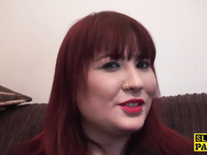 Рыжая британская женщина в чёрных колготках любит еблю раком