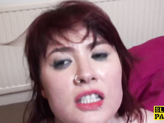 Рыжая британская женщина в чёрных колготках любит еблю раком