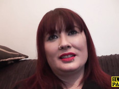 Рыжая британская женщина в чёрных колготках любит еблю раком