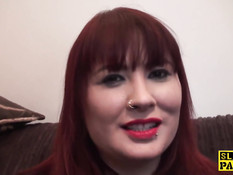 Рыжая британская женщина в чёрных колготках любит еблю раком