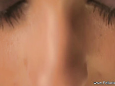 Сексуальная брюнеточка в стрингах любит сосать член своему мужу