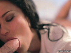 Сексуальная брюнеточка в стрингах любит сосать член своему мужу