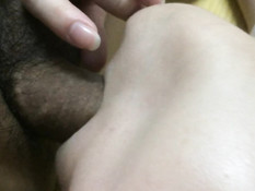 Облизала мужчине его расслабленный член и взяла в нежный ротик