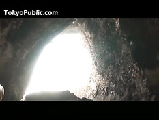 Две японские девчонки в бикини отсасывают у парня член на пляже