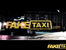 Водитель такси оттрахал на заднем сиденье блондинку Amber Jayne