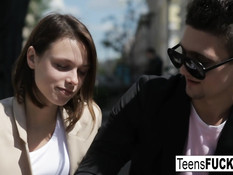 Привёл домой худую русскую девушку и отодрал в анус на кровати